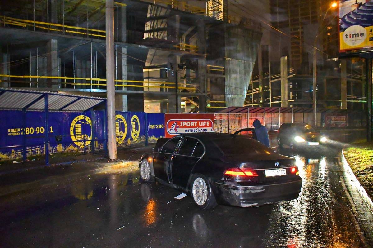 От удара машину развернуло От удара машину развернуло