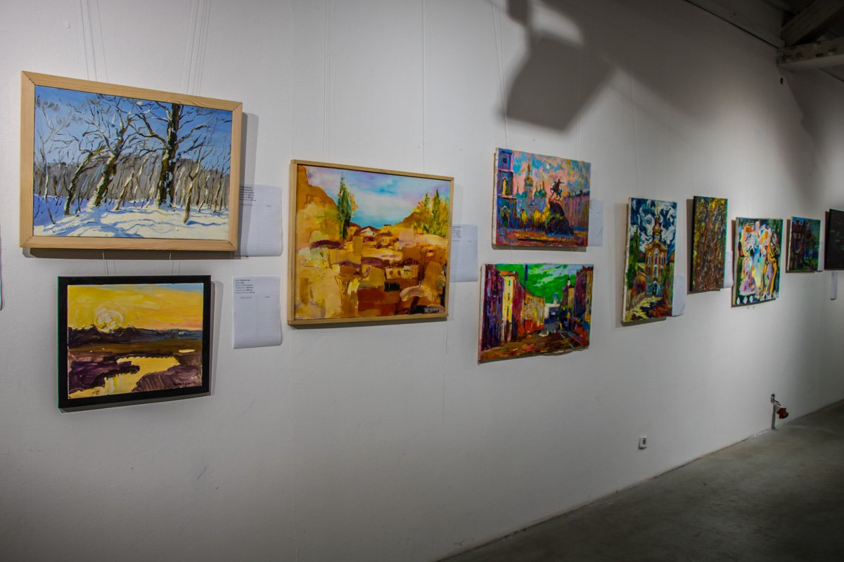 На аукционе было представлено большое количество картин На аукционе было представлено большое количество картин