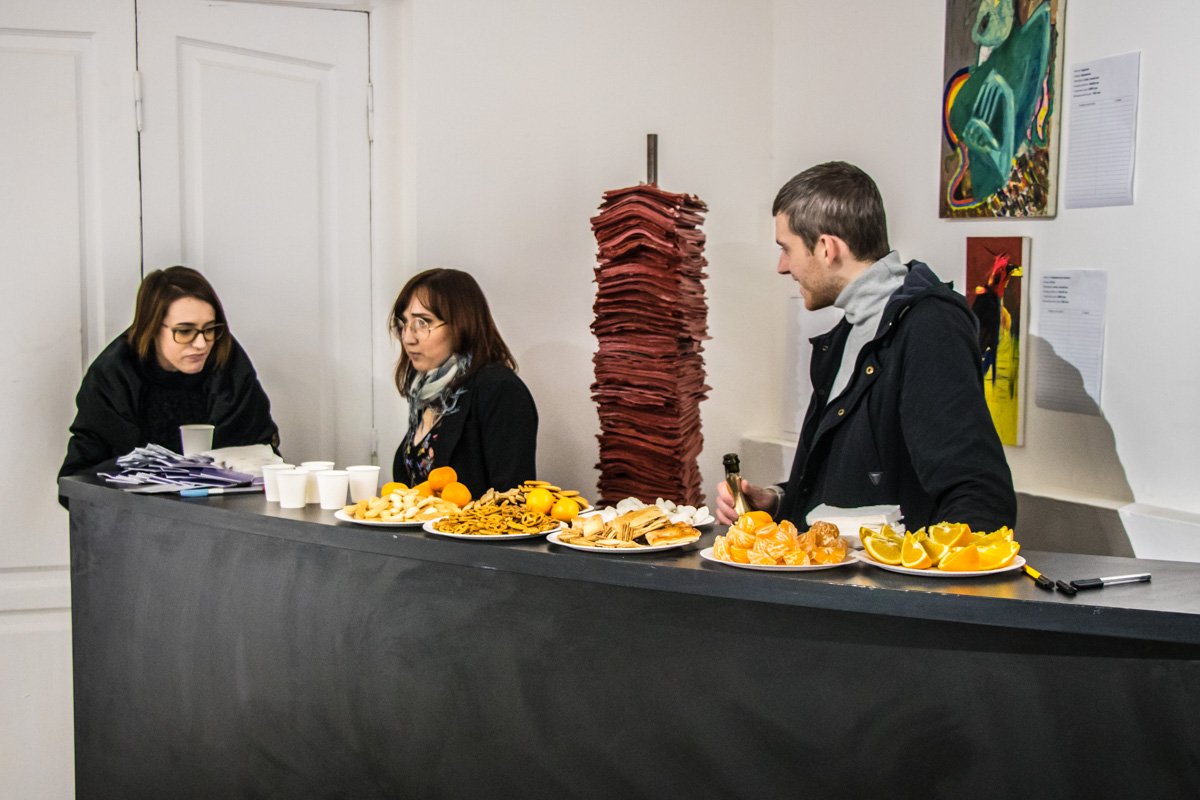 Для гостей организовали шведский стол Для гостей организовали шведский стол