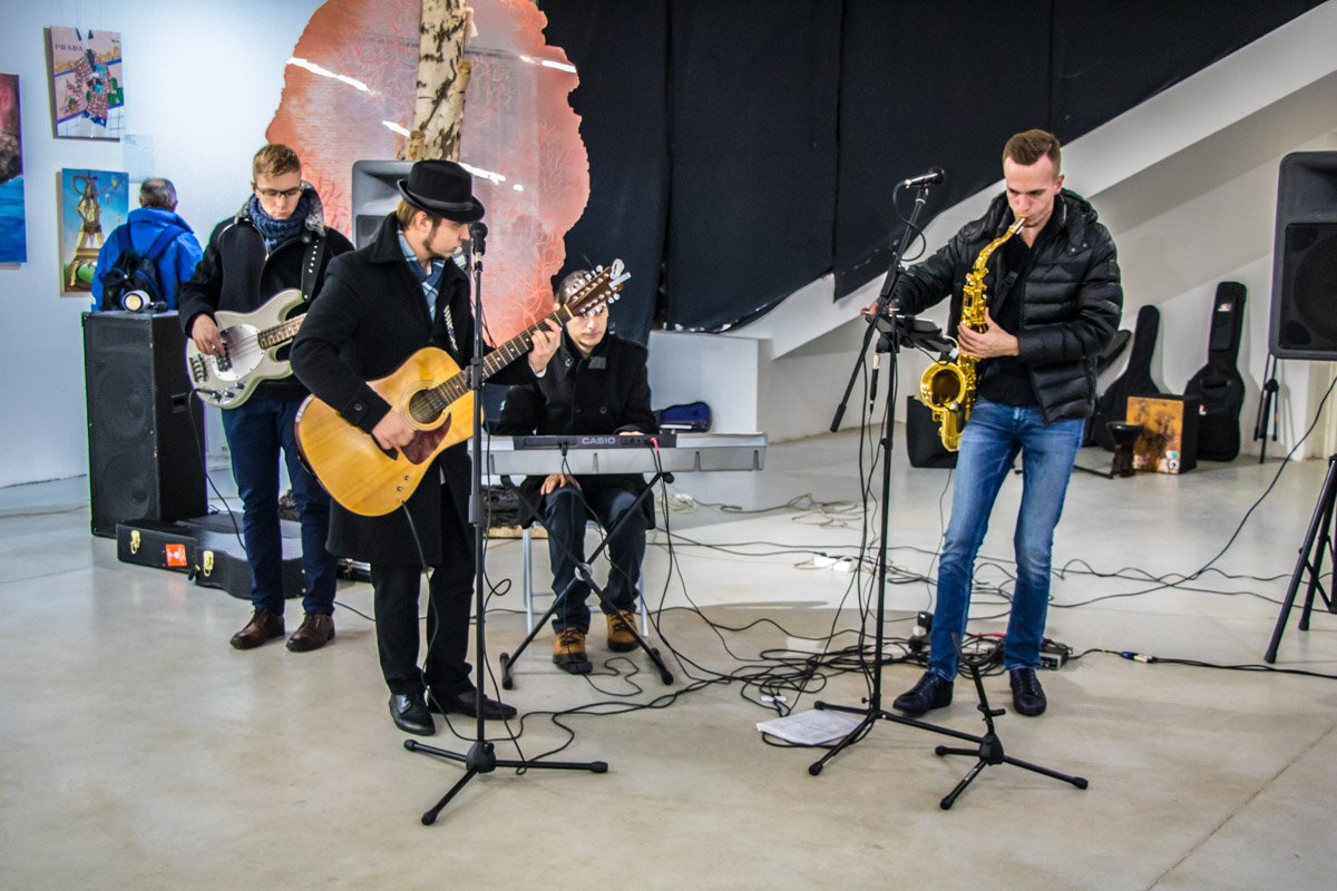 Также из развлекала музыкальная группа Также из развлекала музыкальная группа