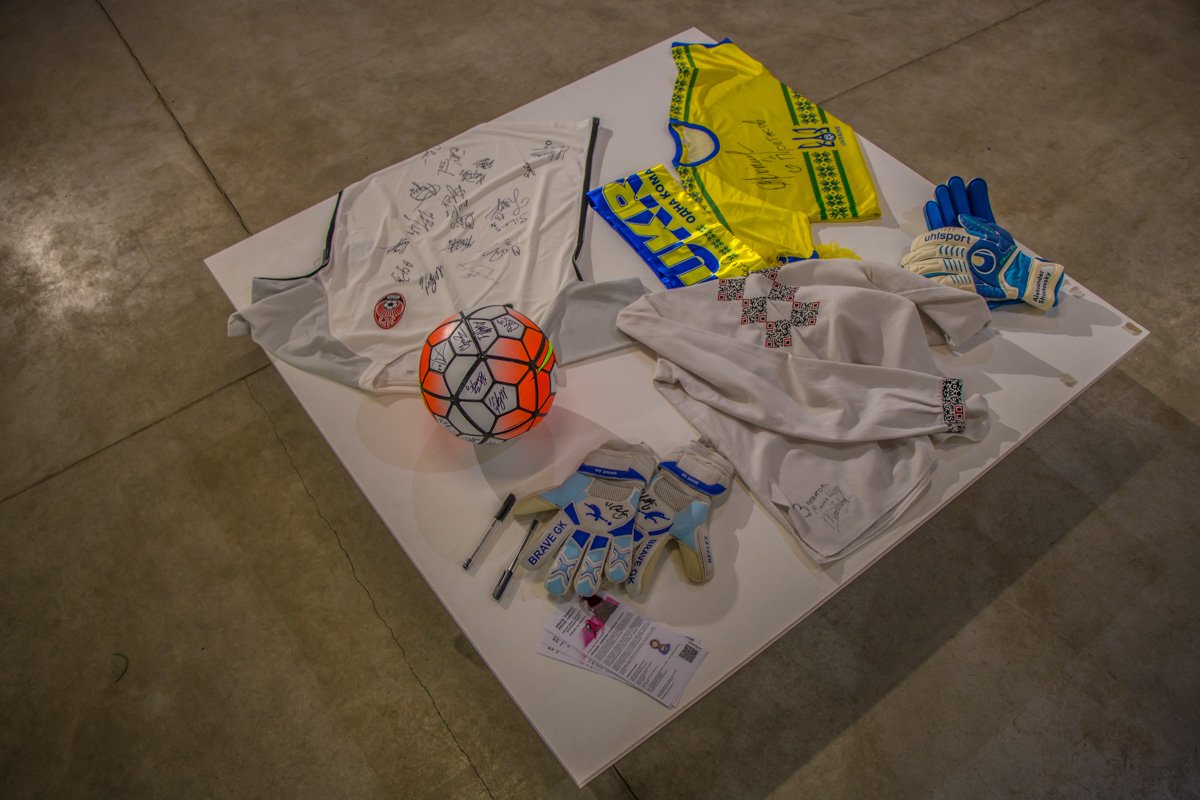 Футболисты передали свои вещи для продажи на аукционе Футболисты передали свои вещи для продажи на аукционе