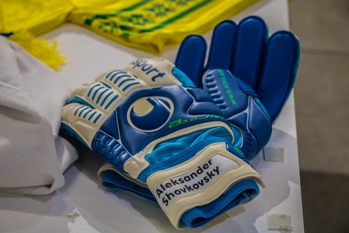 Александр Шовковский пожертвовал своими перчатками Александр Шовковский пожертвовал своими перчатками