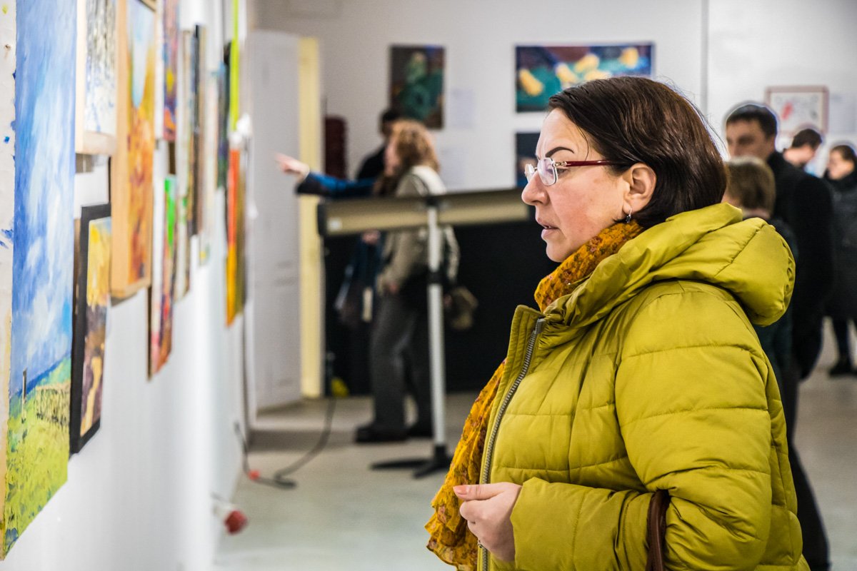 Гости аукциона внимательно изучают лоты Гости аукциона внимательно изучают лоты