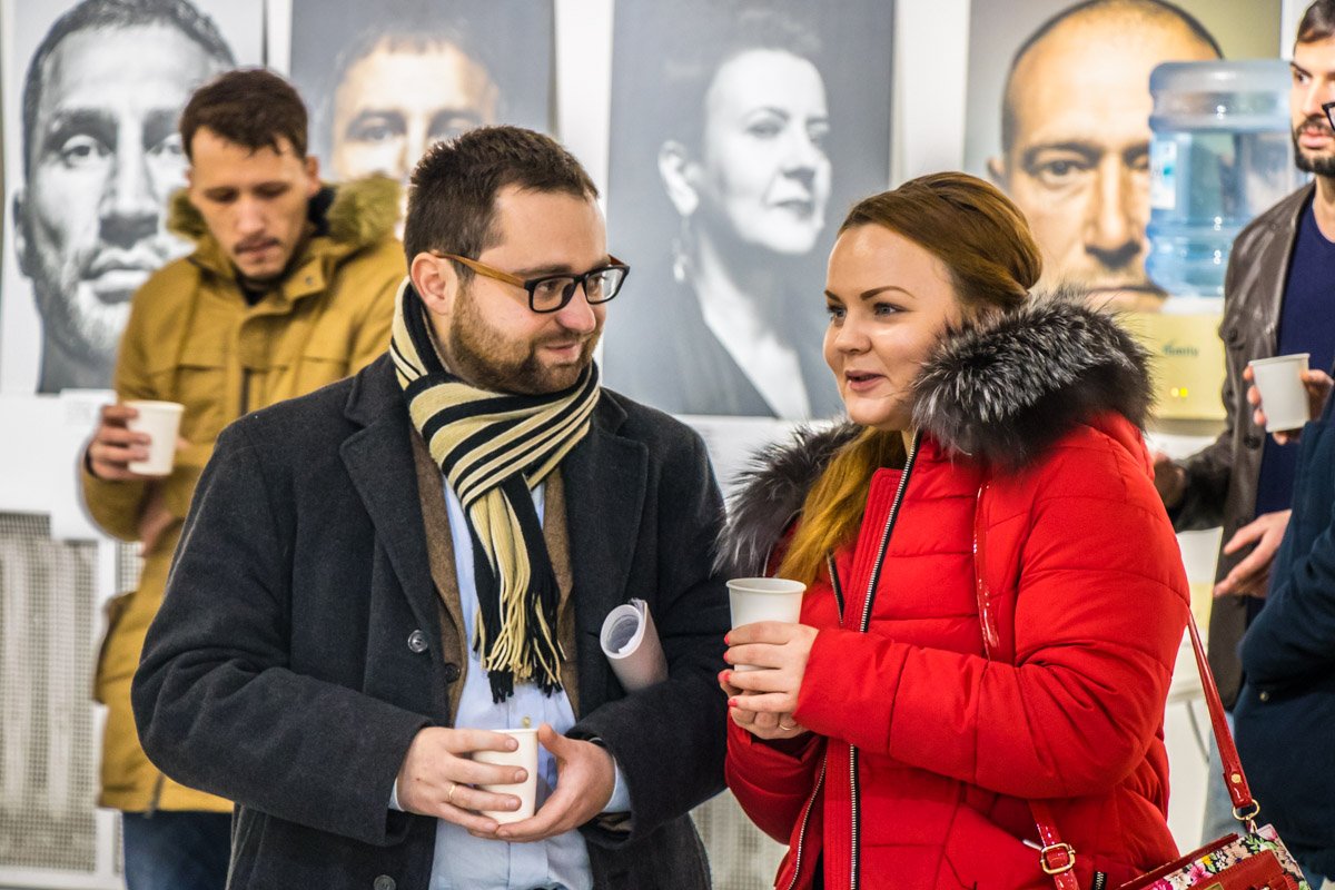 Перед аукционом многие гости встретили знакомых Перед аукционом многие гости встретили знакомых
