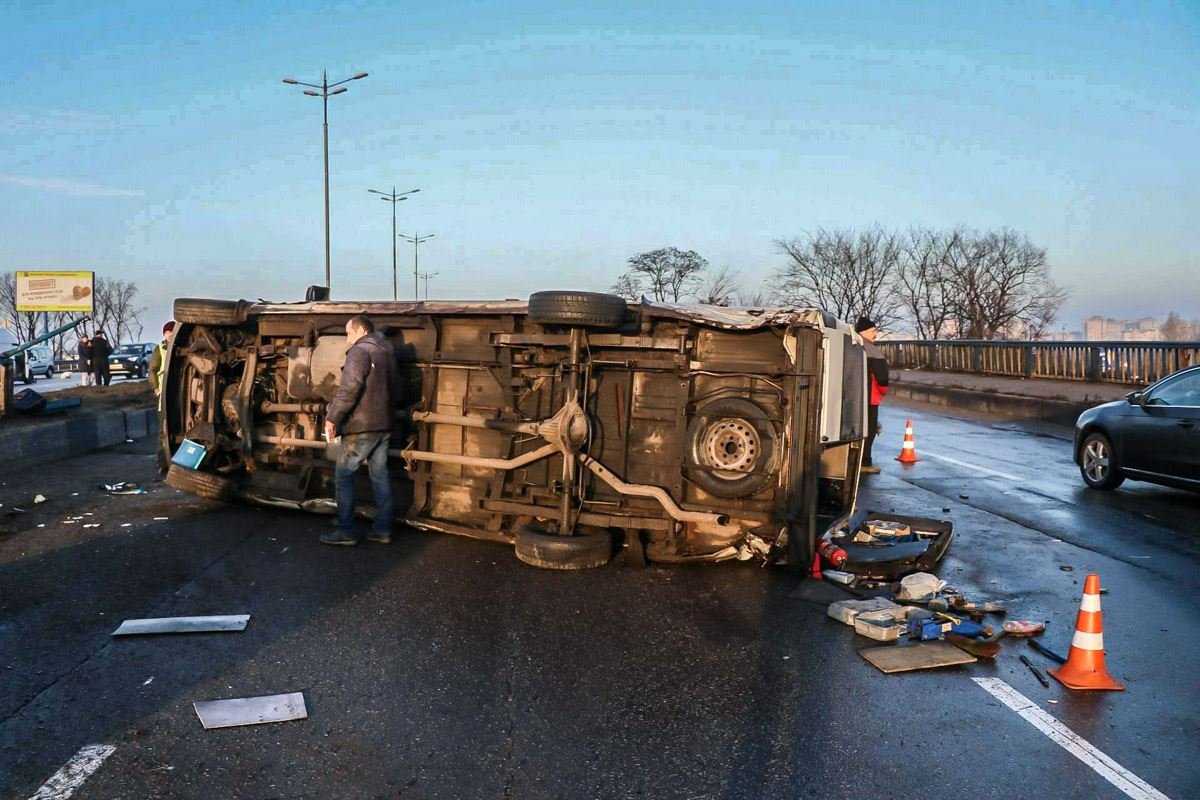 От удара Mercedes Sprinter перевернуло на дороге От удара Mercedes Sprinter перевернуло на дороге