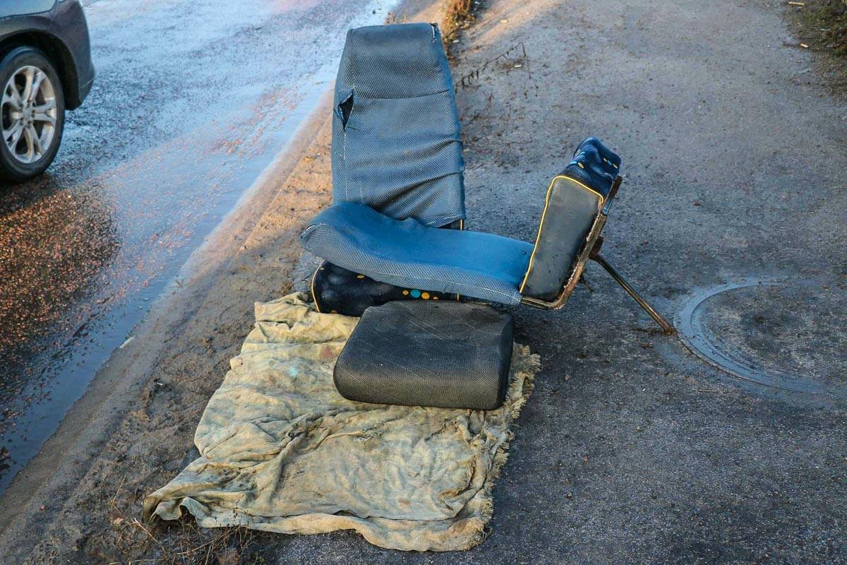 Из салона даже вылетели кресла Из салона даже вылетели кресла