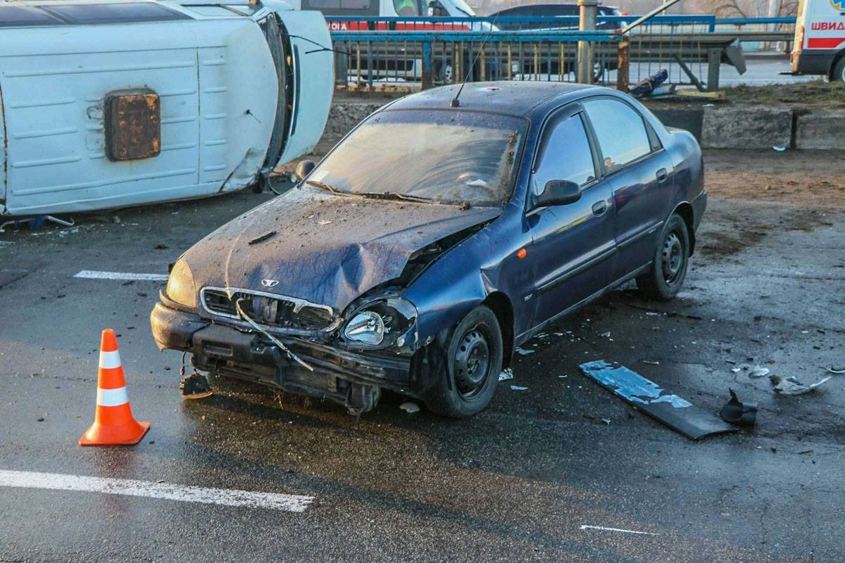Daewoo Lanos врезался в движущийся по встречке Mercedes S500. Daewoo Lanos врезался в движущийся по встречке Mercedes S500.