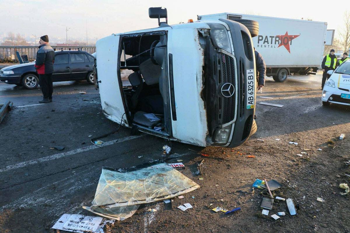 Пассажиры, которые получили менее серьезные травмы, помогали другим пассажирам выбраться из авто. Пассажиры, которые получили менее серьезные травмы, помогали другим пассажирам выбраться из авто.