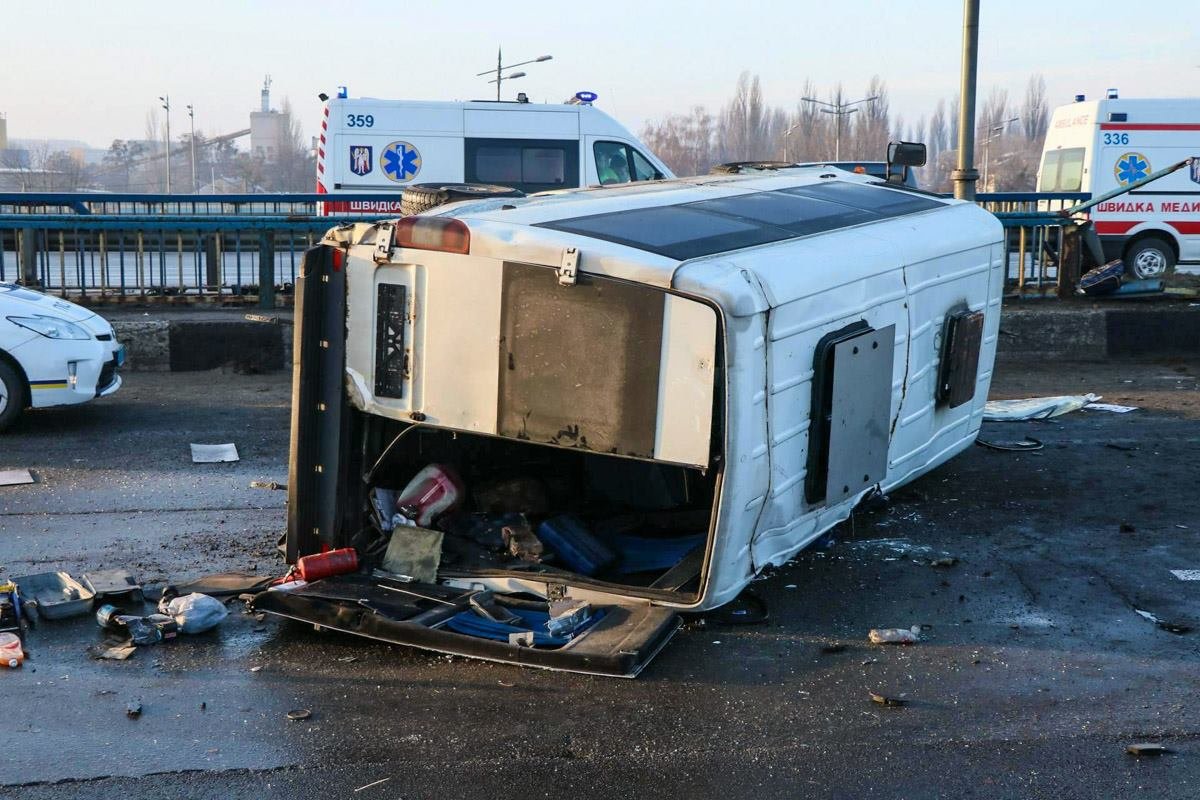 Из-за столкновения на дороге образовалась большая пробка Из-за столкновения на дороге образовалась большая пробка
