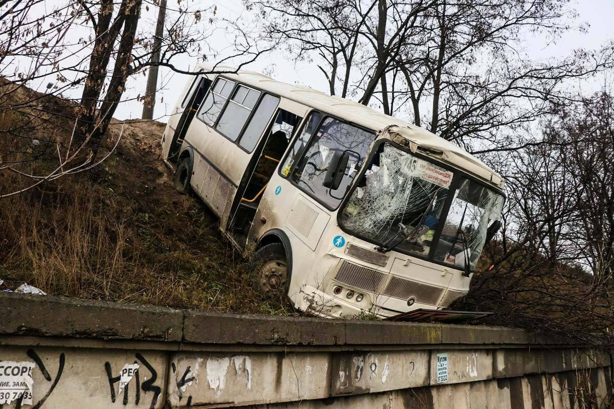 Если бы не бетонный отбойник, автобус бы вынесло на проезжую часть Если бы не бетонный отбойник, автобус бы вынесло на проезжую часть