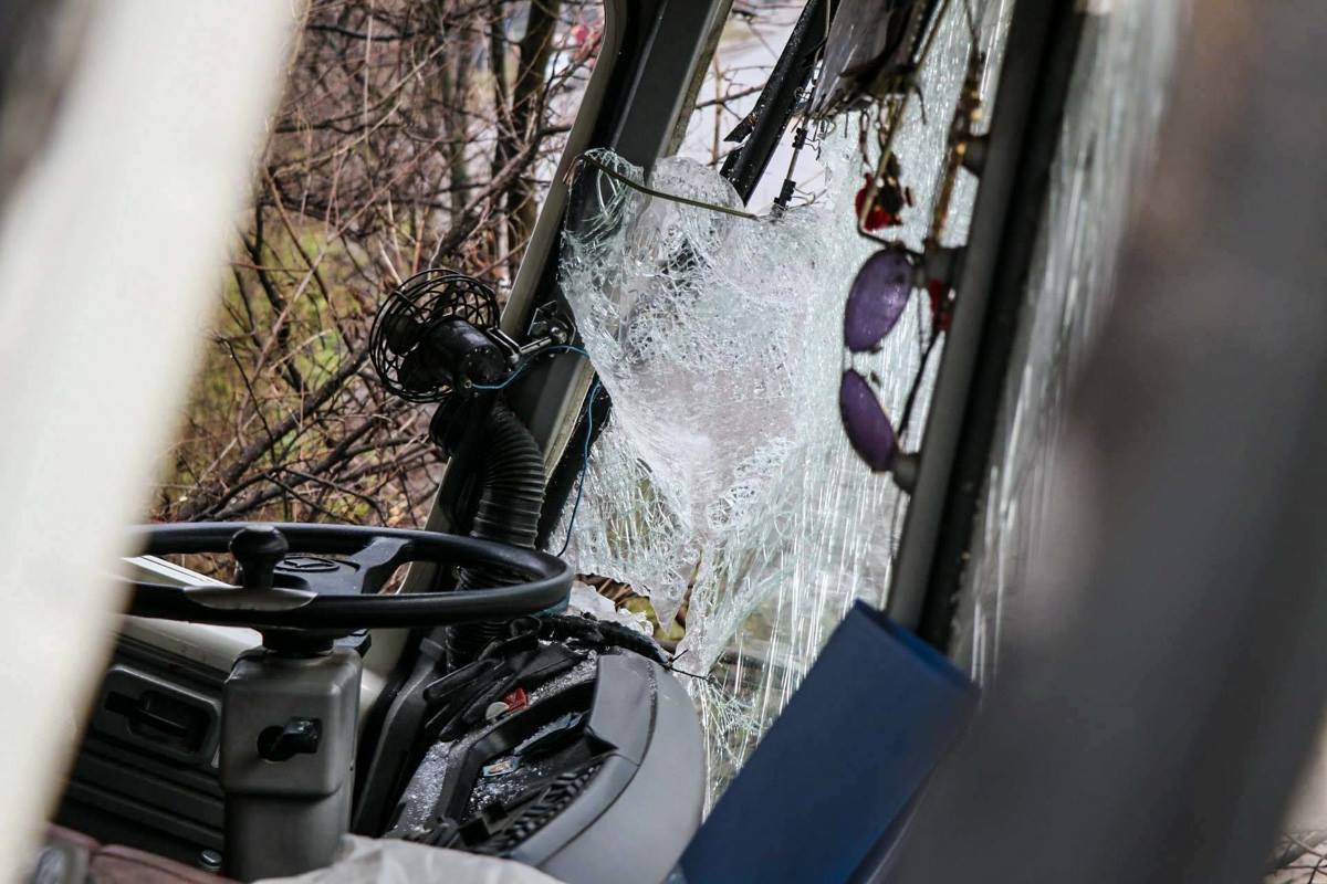 У автобуса почти полностью разбито лобовое стекло У автобуса почти полностью разбито лобовое стекло