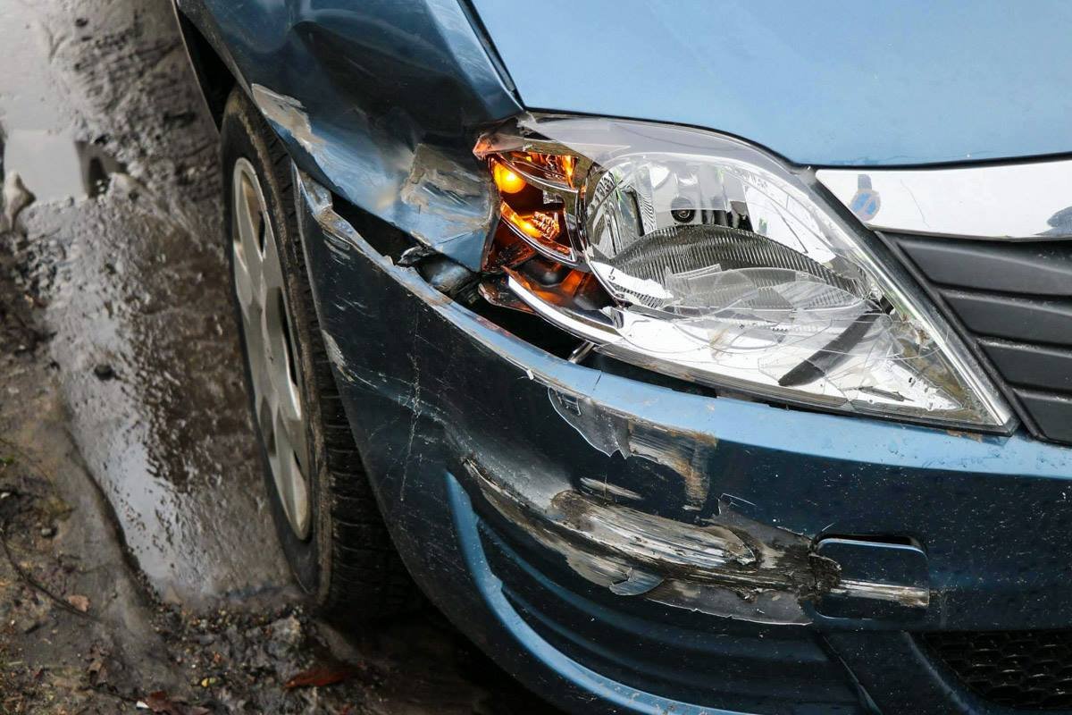 У машины повреждены правое переднее крыло, фара и бампер У машины повреждены правое переднее крыло, фара и бампер