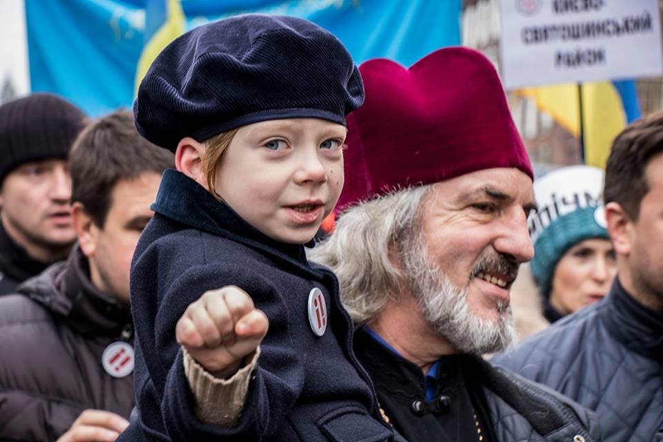 Священник выступил перед митингующими и прочитал молитву Священник выступил перед митингующими и прочитал молитву