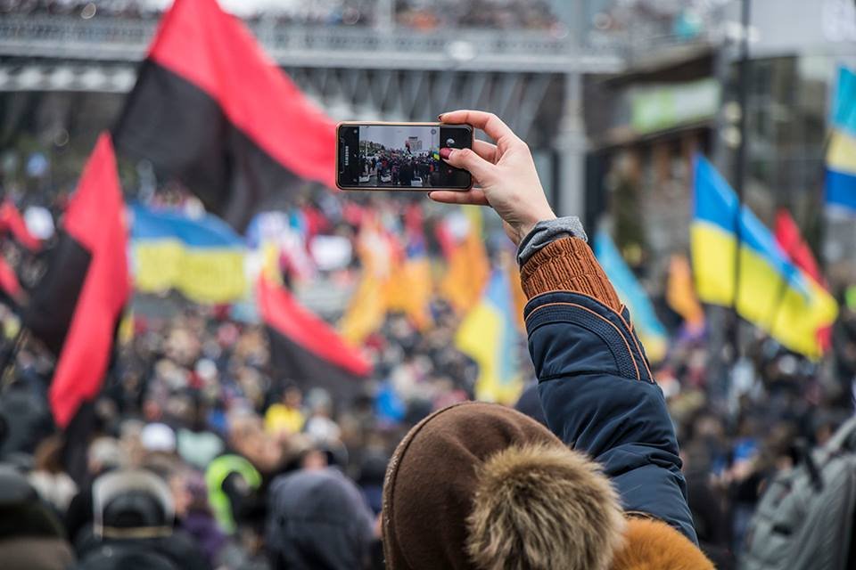 Люди подтягиваются к главной сцене Люди подтягиваются к главной сцене