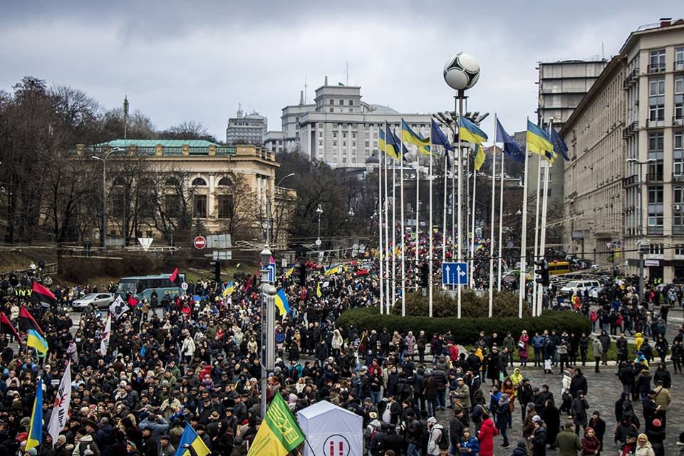 Митингующие сходятся к главной сцене на Европейской площади Митингующие сходятся к главной сцене на Европейской площади