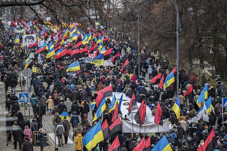 Митингующие направляются к Европейской площади Митингующие направляются к Европейской площади