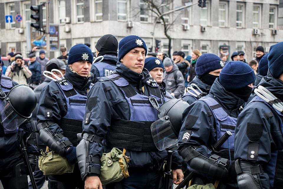 Усиленная охрана возле Администрации Президента Усиленная охрана возле Администрации Президента