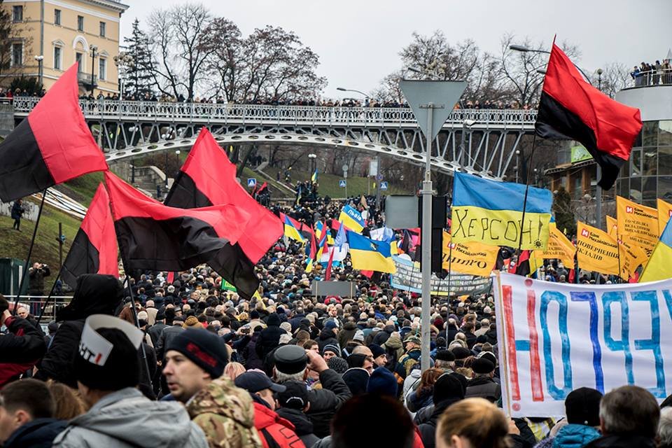 Протестующие движутся по Майдану Протестующие движутся по Майдану