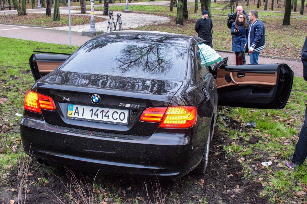 Передняя часть авто полностью разбита Передняя часть авто полностью разбита