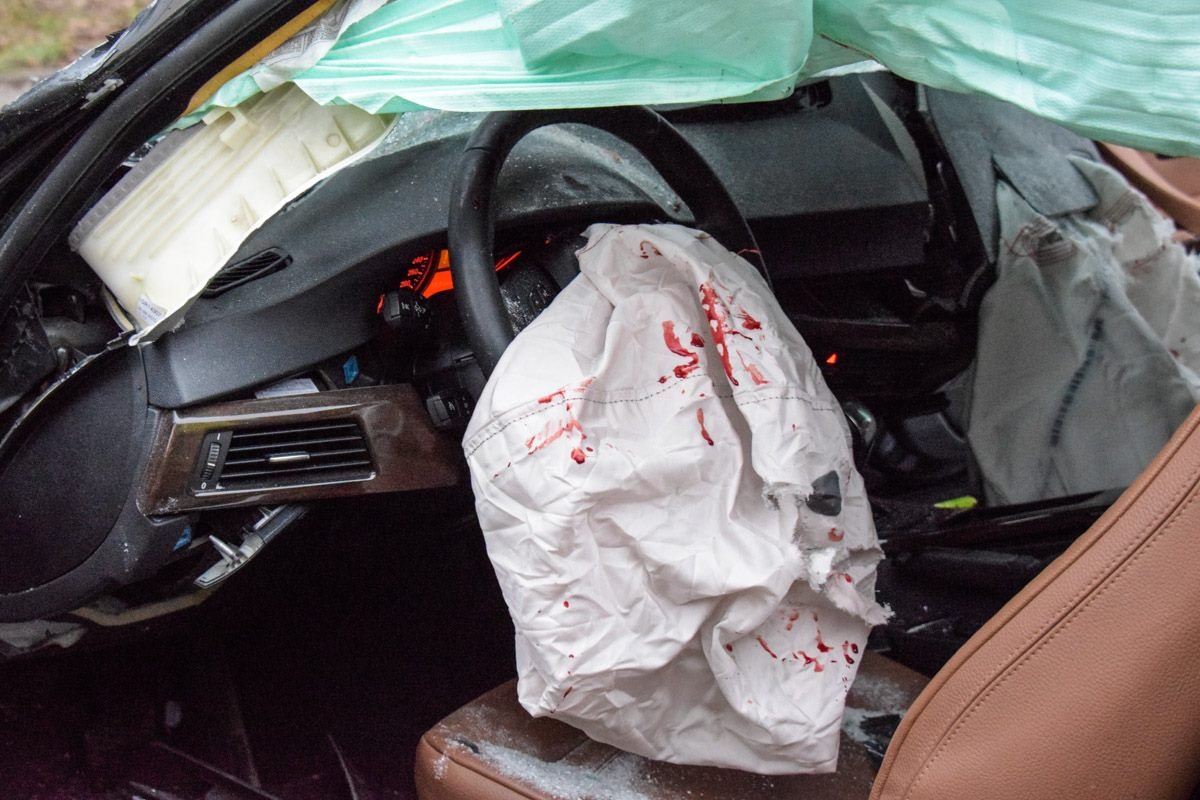 В машине сработала подушка безопасности, что не смогло на 100% уберечь от повреждений В машине сработала подушка безопасности, что не смогло на 100% уберечь от повреждений