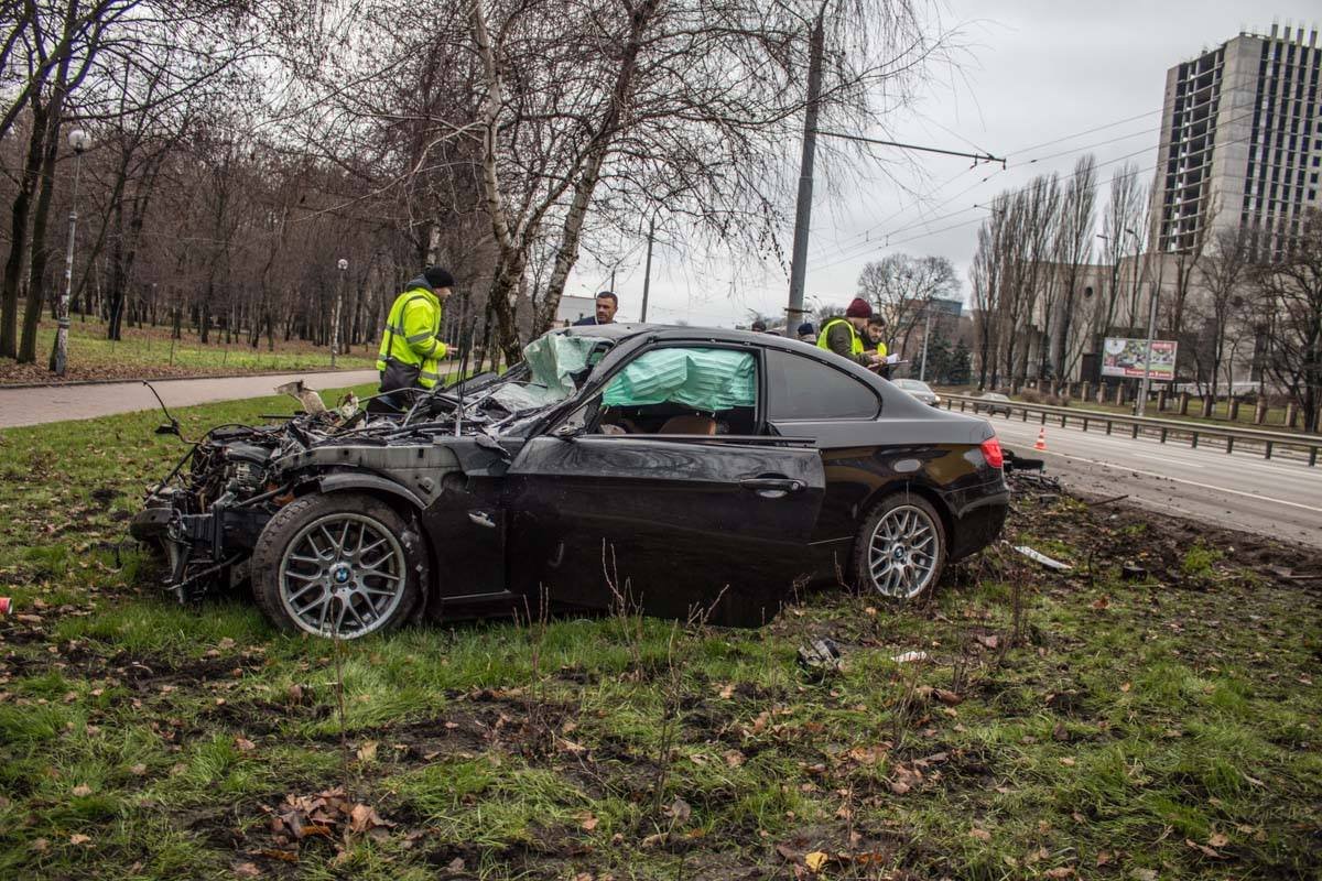 На место аварии прибыли полицейские и журналисты На место аварии прибыли полицейские и журналисты