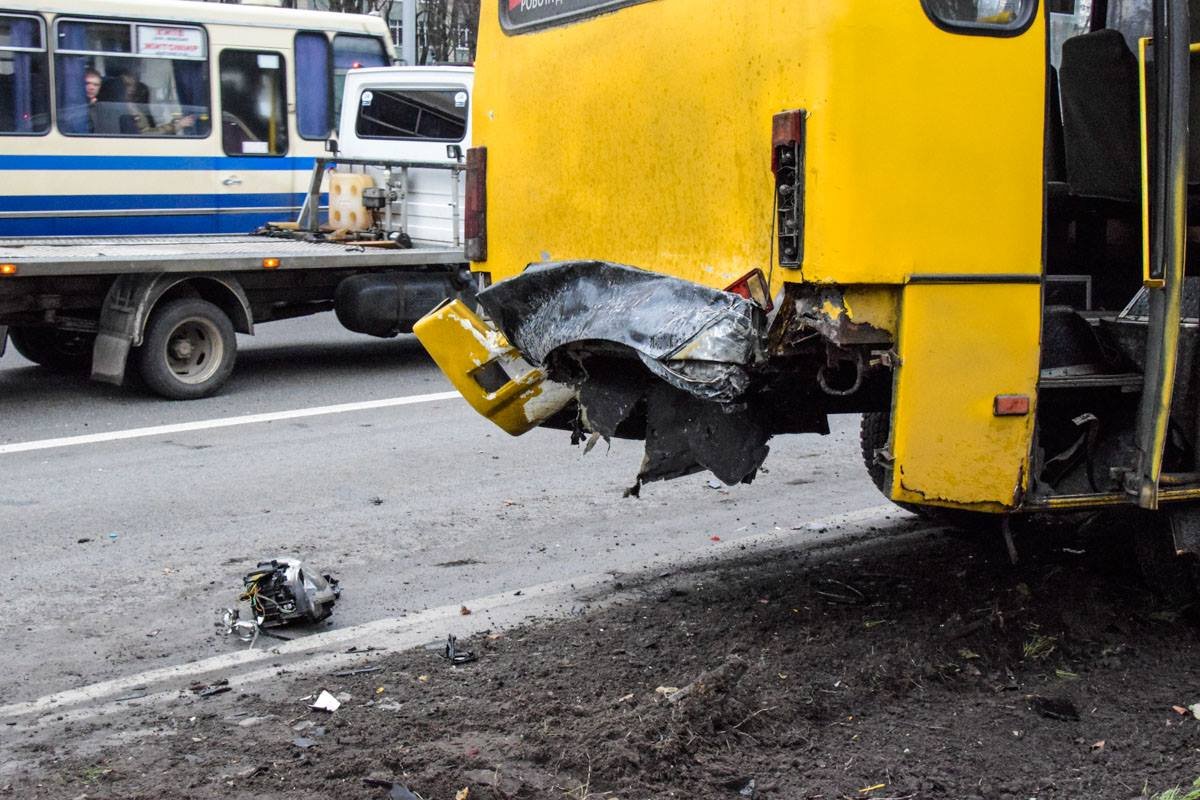 У автобуса повреждена задняя часть У автобуса повреждена задняя часть