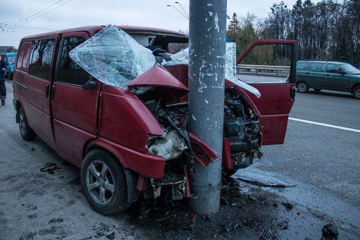 У Volkswagen Transporter повреждены капот, бампер и оба крыла У Volkswagen Transporter повреждены капот, бампер и оба крыла