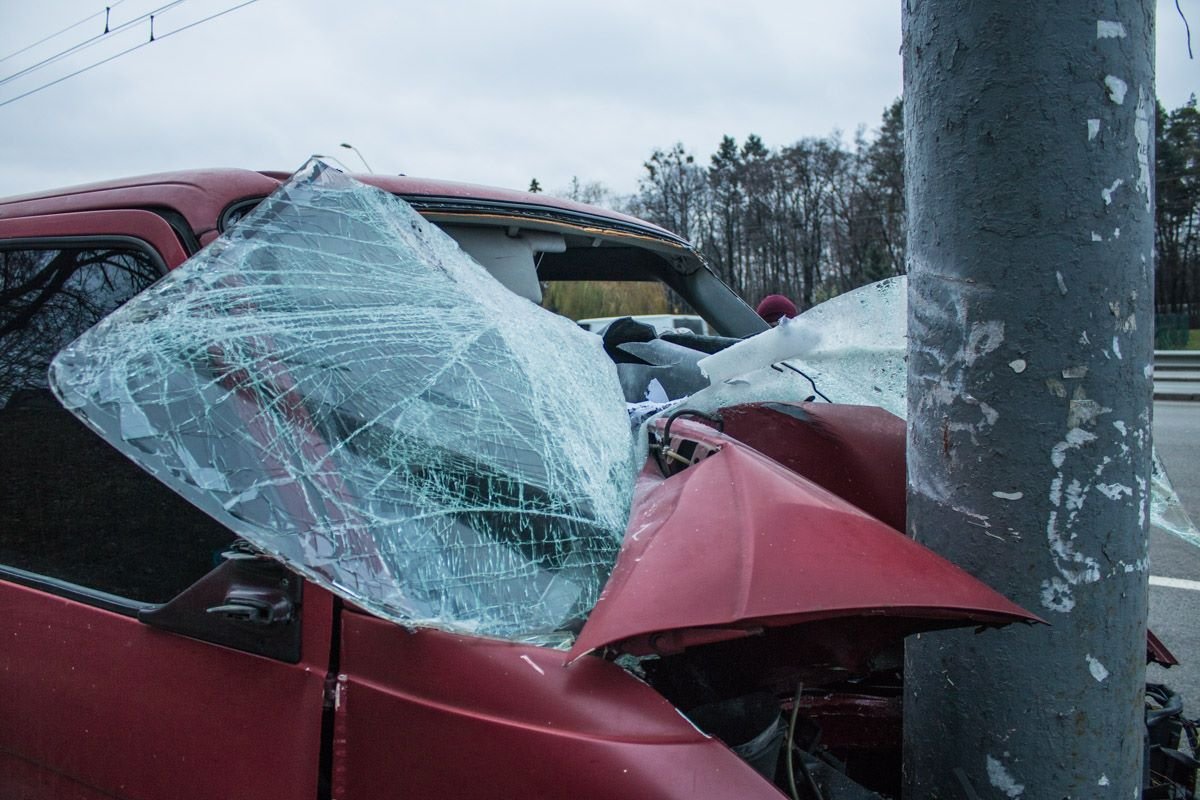 Передняя часть авто полностью разбита Передняя часть авто полностью разбита