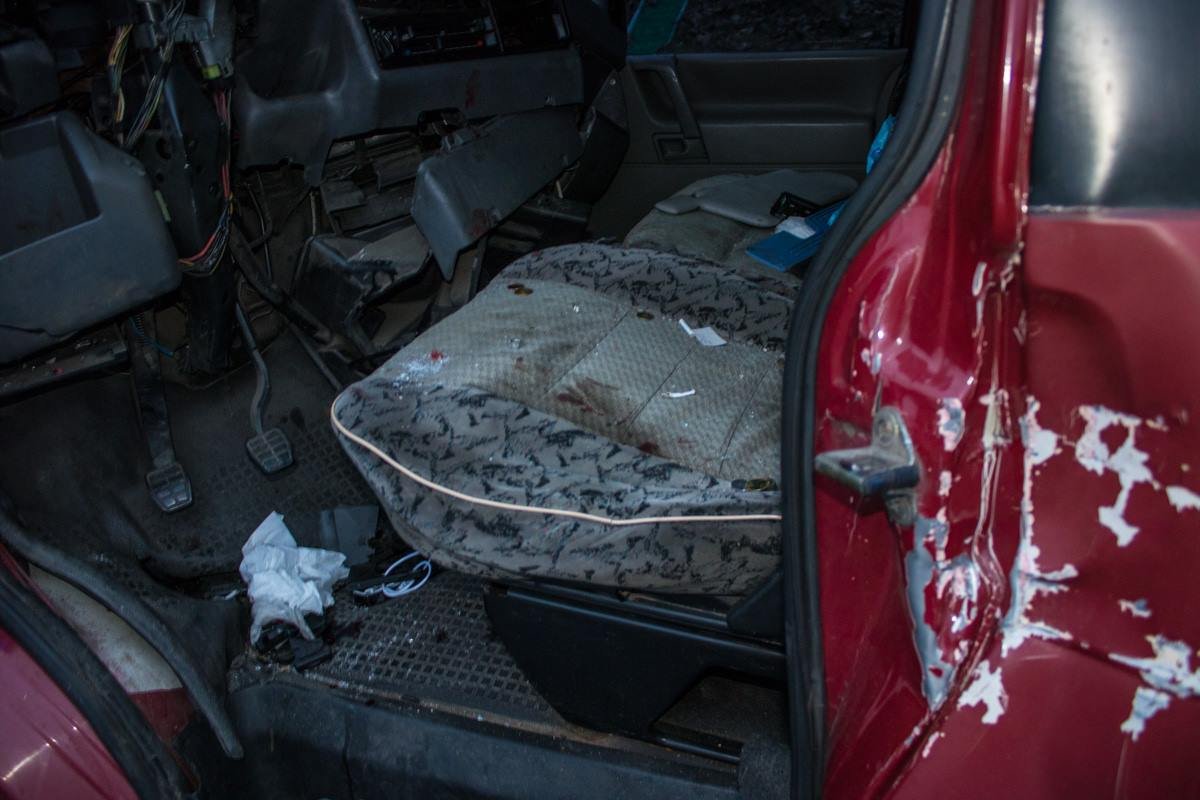 У Volkswagen Transporter повреждены капот, бампер и оба крыла У Volkswagen Transporter повреждены капот, бампер и оба крыла