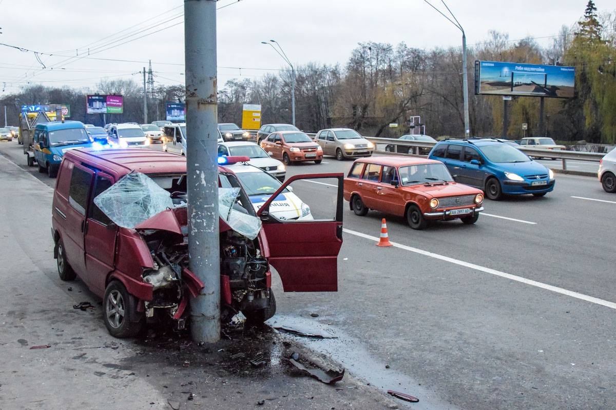 В самом автомобиле остались следы крови на подушке безопасности и сидении В самом автомобиле остались следы крови на подушке безопасности и сидении