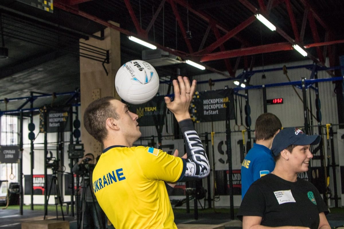 Тренировка по волейболу сидя стала одной из самых популярных дисциплин Тренировка по волейболу сидя стала одной из самых популярных дисциплин