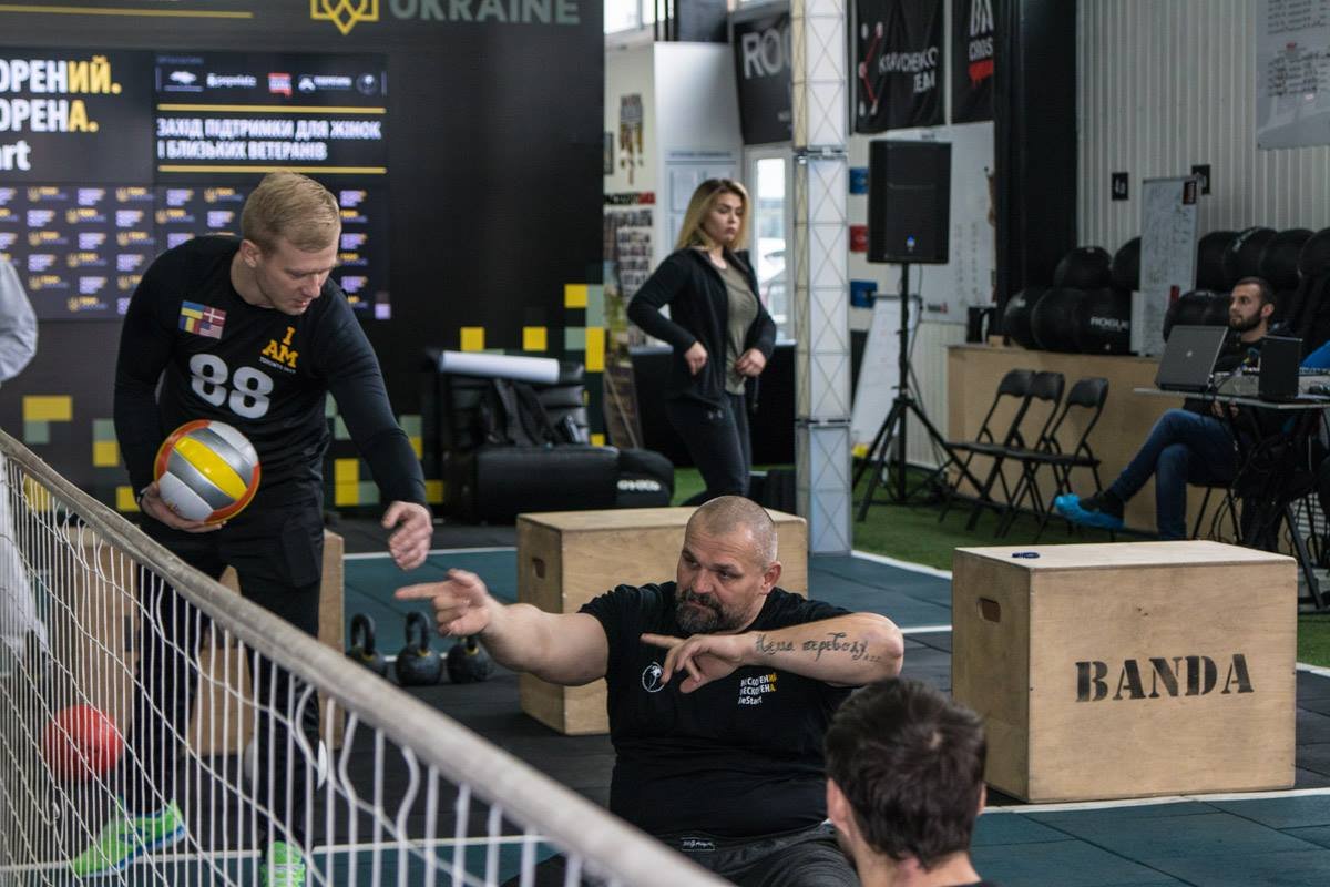 В процессе игры по волейболу сидя В процессе игры по волейболу сидя