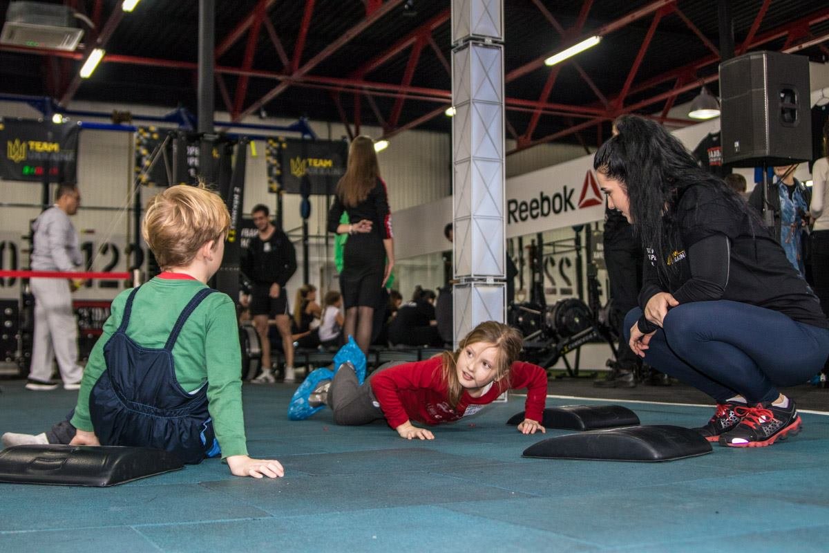 Деток на соревнованиях учили отжиматься Деток на соревнованиях учили отжиматься