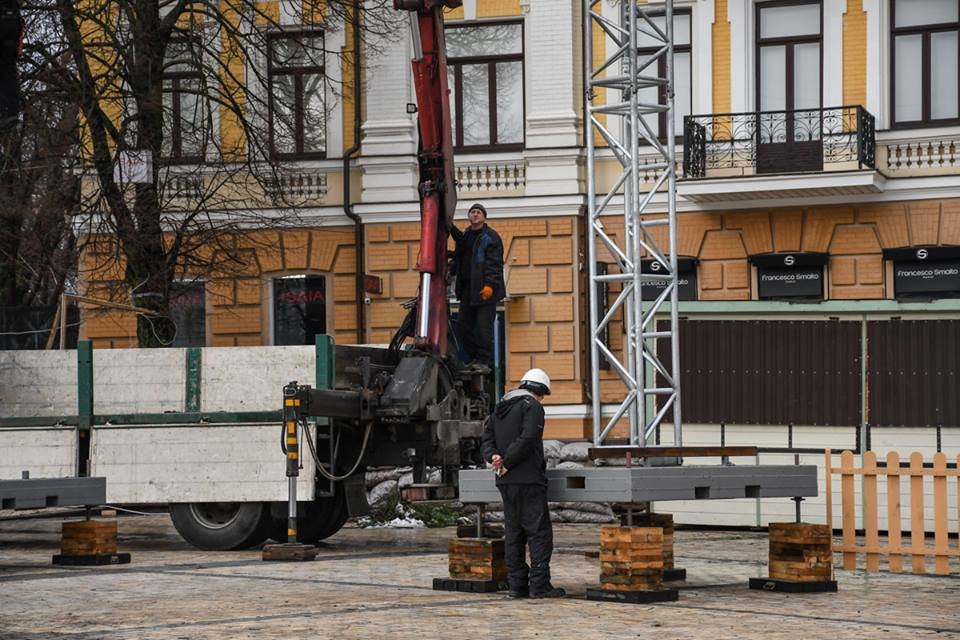 В Киеве началась установка каркаса для главной елки страны на Софиевской площади 