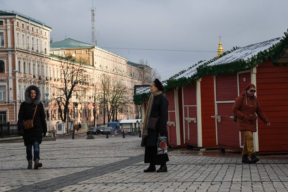 В связи со снегопадом и трудностями в дороге, приезд елки немного задерживается