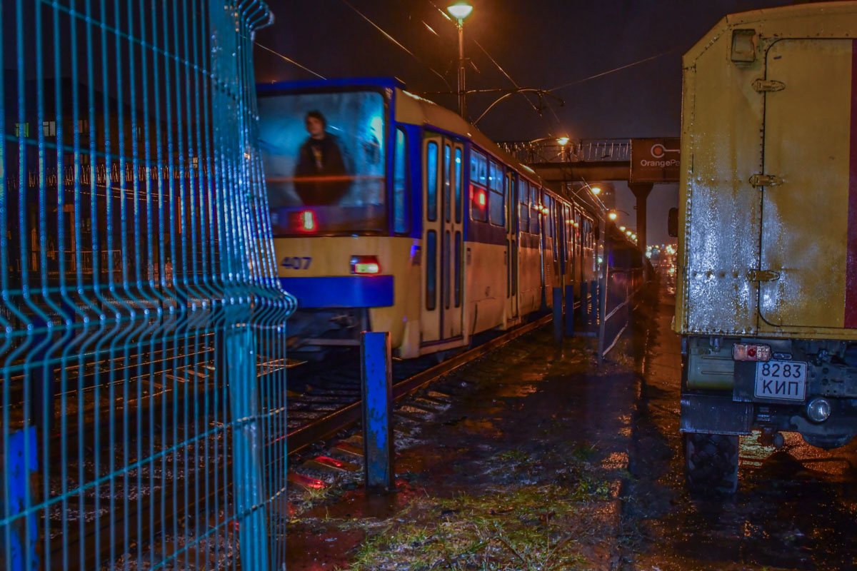 Пьяный водитель на автомобиле Ford снес забор и вылетел на трамвайные пути 