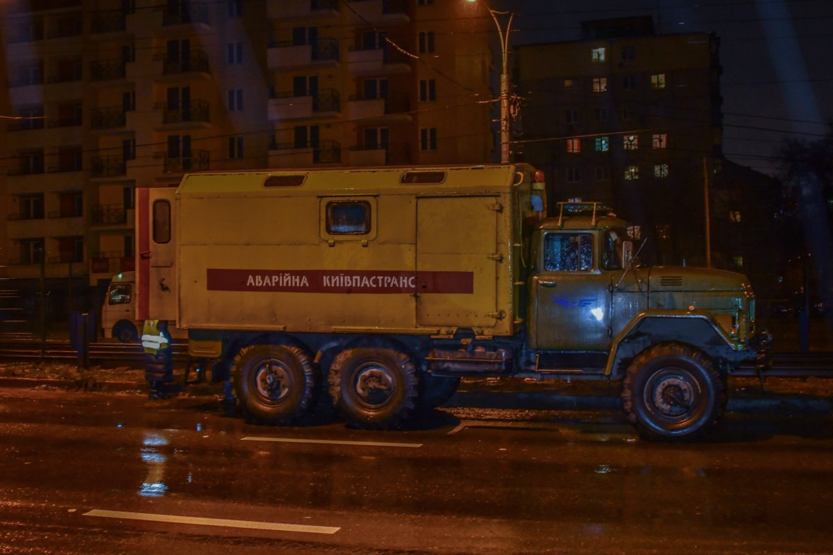 Аварийная служба "Киевпасстранс" оттянула грузовиком машину с трамвайных путей