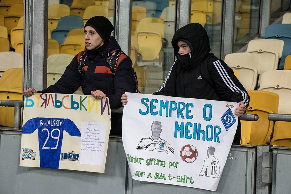 Фанаты нарисовали плакаты для своих кумиров 