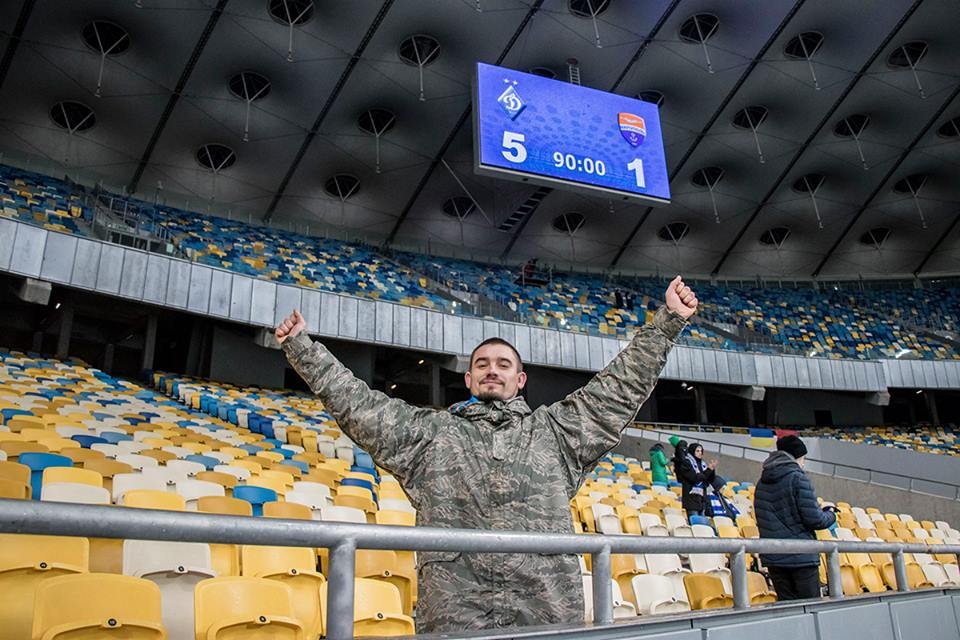 Мужчина радуется победе любимой команды 