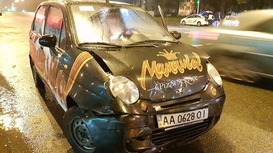 Такси Volkswagen на литовских номерах не пропустил пиццевоз Daewoo Matiz