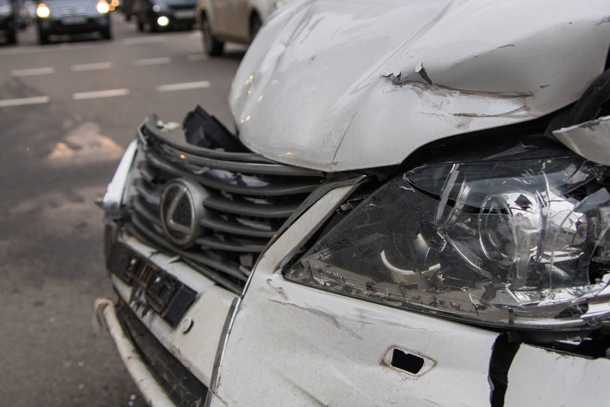 У Lexus разбита передняя правая часть 