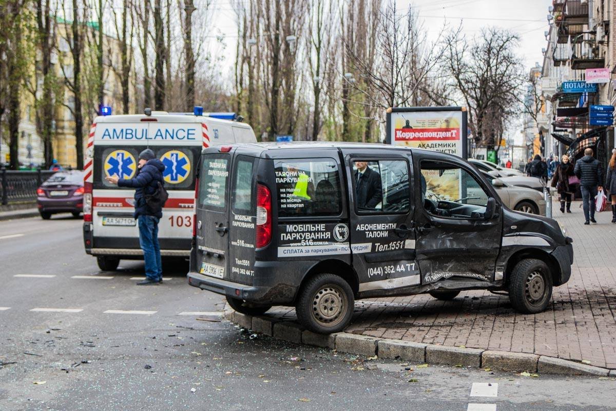 Fiat из-за удара вылетел на тротуар