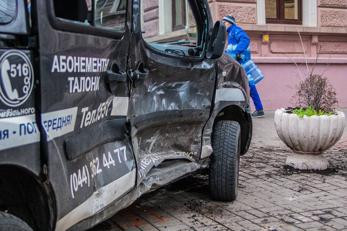 У автомобиля Fiat смята правая часть авто