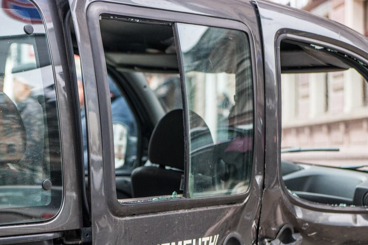 У Fiat разбились стекла с правой стороны