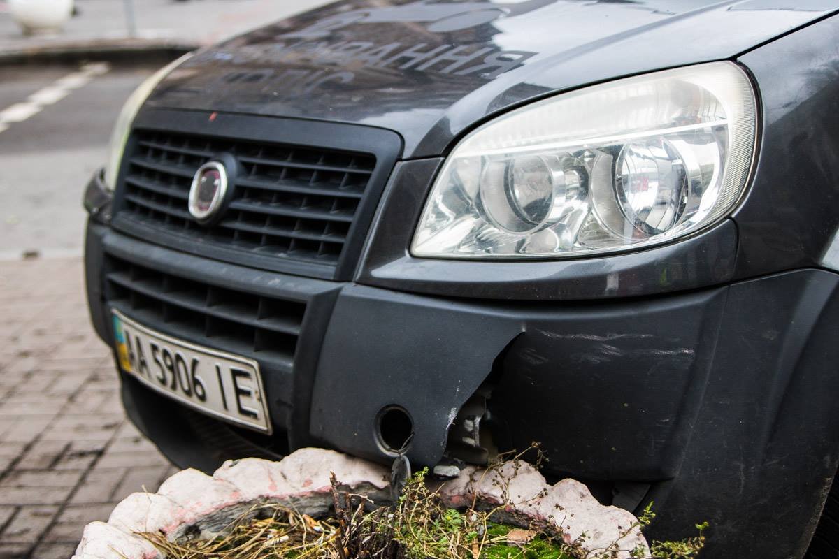 Fiat протаранил клумбу