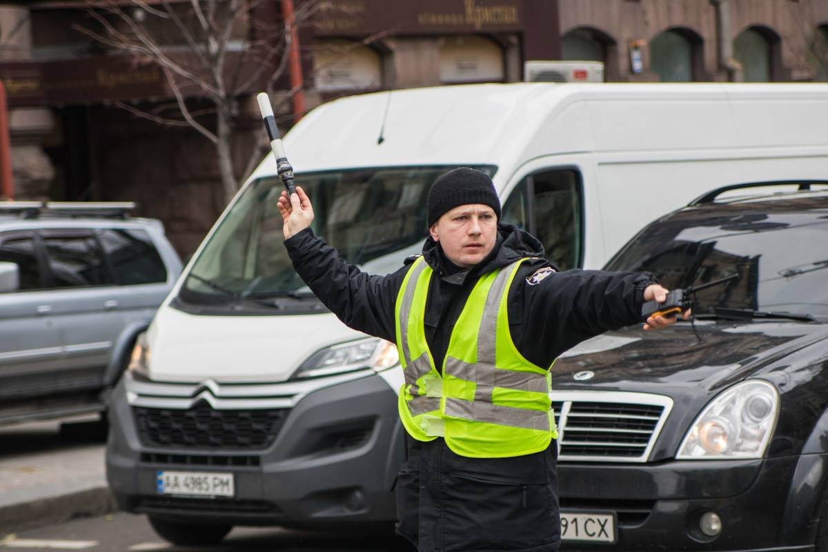 Оба водителя жалуются, что регулировщик был всего один