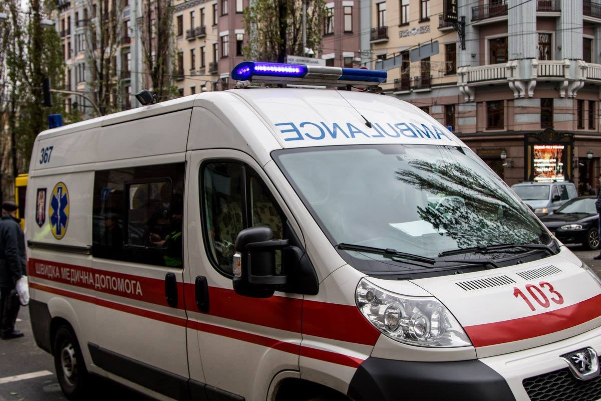 Пострадавшему пассажиру медики оказали помощь на месте 