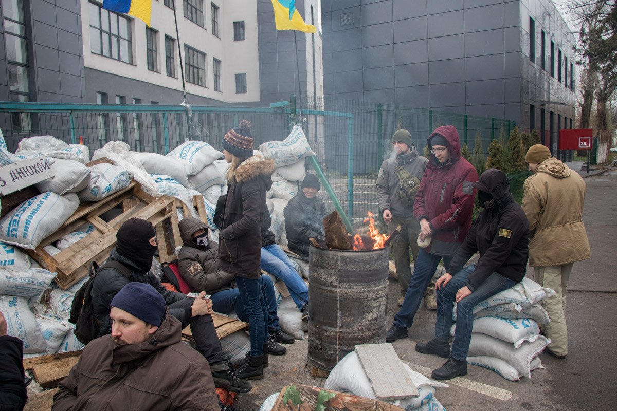 Активисты перекрыли один из въездов мешками с песком Активисты перекрыли один из въездов мешками с песком