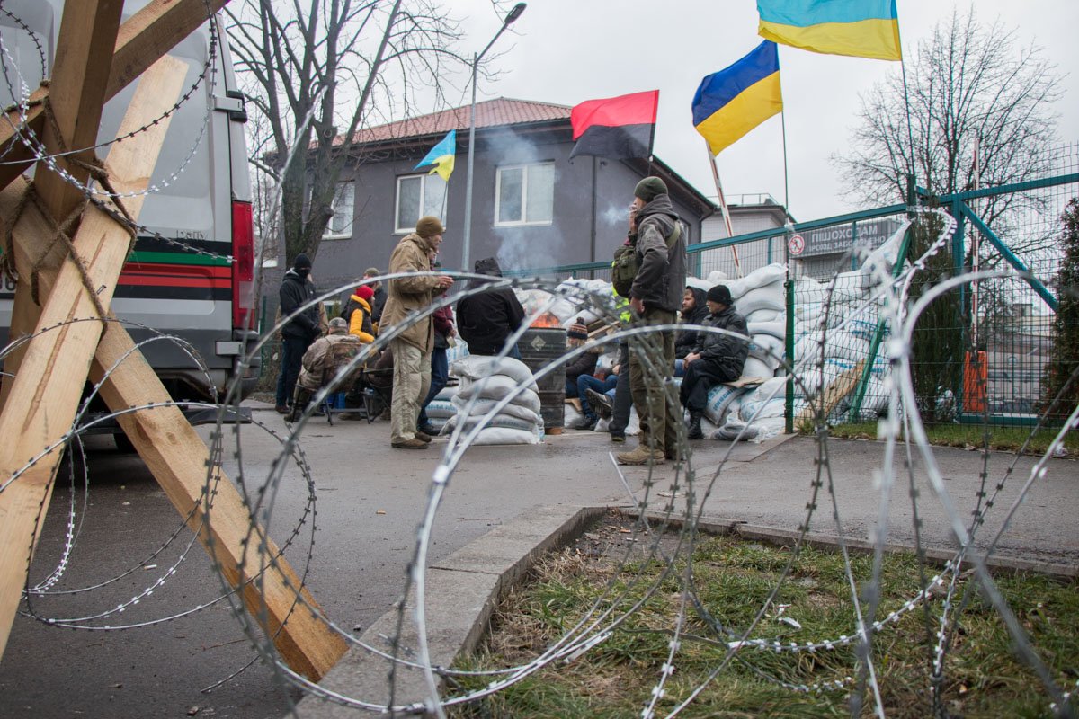 Пикетчики заблокировали дорогу колючей проволокой Пикетчики заблокировали дорогу колючей проволокой