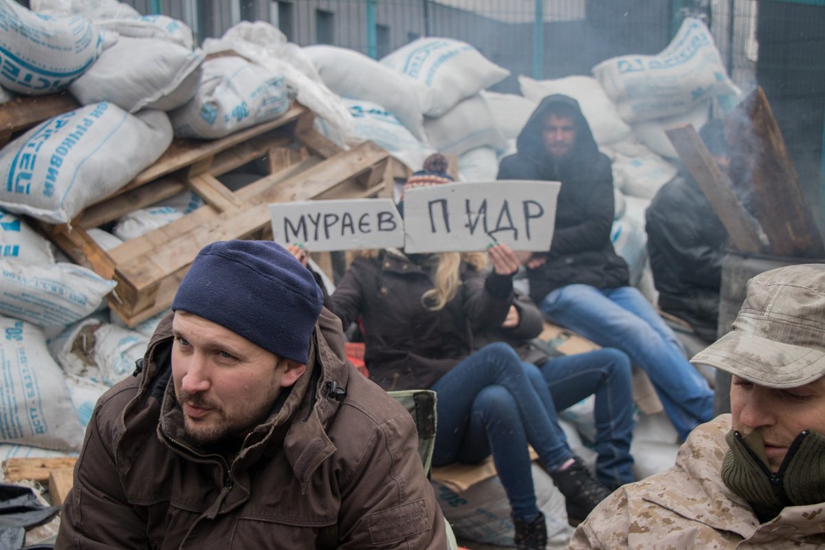 Активисты требуют, чтобы Евгений Мураев извинился. Они обзывают его матерными словами, но намеренно делают в них ошибки, чтобы журналисты не цензурировали фото Активисты требуют, чтобы Евгений Мураев извинился. Они обзывают его матерными словами, но намеренно делают в них ошибки, чтобы журналисты не цензурировали фото